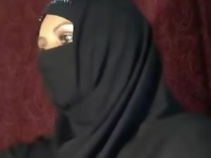Arab Muslim Girl Flashing on Cam - CAMSHOTGIRL