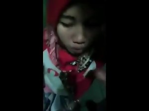 indonesian- jilbaber hijab isap kontol pacar