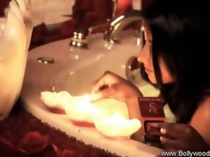 Gorgeous Indian seductress erotically washes herself