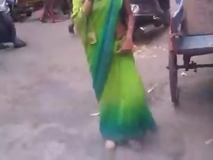 Aunty navel expose in public