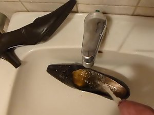 Piss in wifes brown classic pump