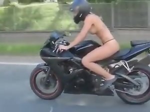 Desnuda en moto